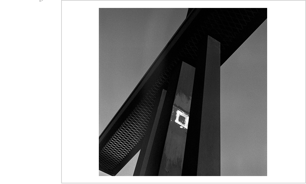 How many brilliant photographic strategies can we convey in one picture?