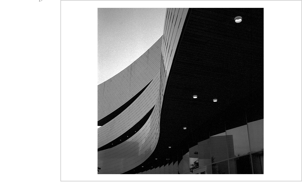 Yes, Hancher Auditorium is a beautiful building on the campus of the Univesity of Iowa, but in the hands of a genius, this sucker sings